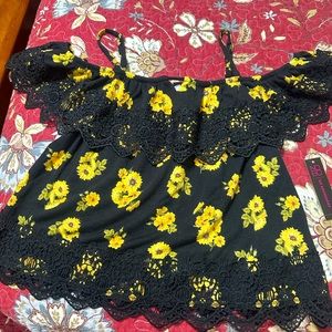 Super cute No Boundaries top